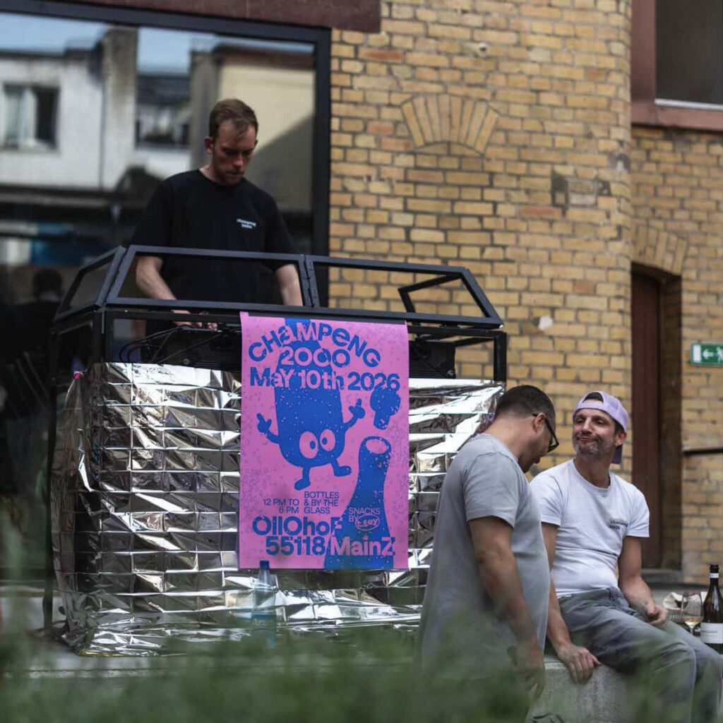 DJ Karl der Große bei Champeng am DJ Pult fürs Event